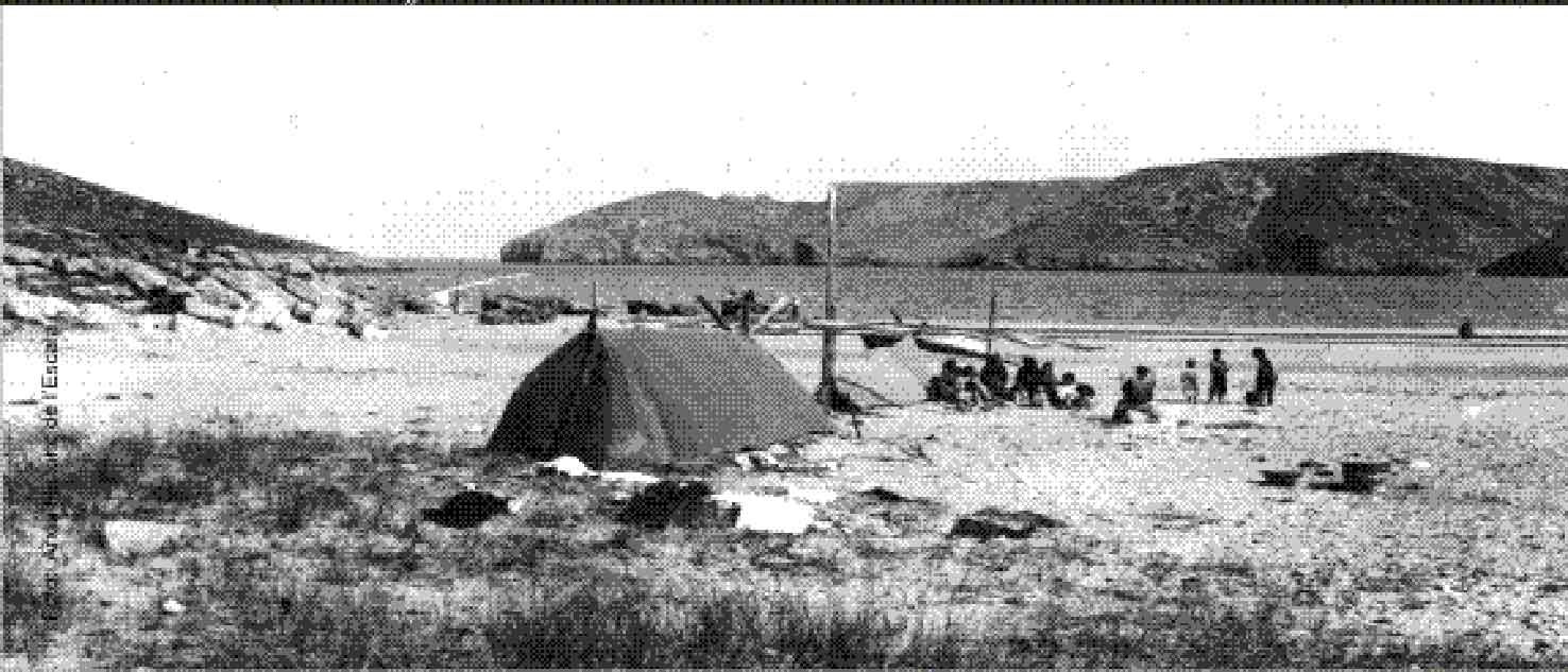 Cala Montgó amb una acampada de pescador de l'Escala, en una foto d'arxiu.